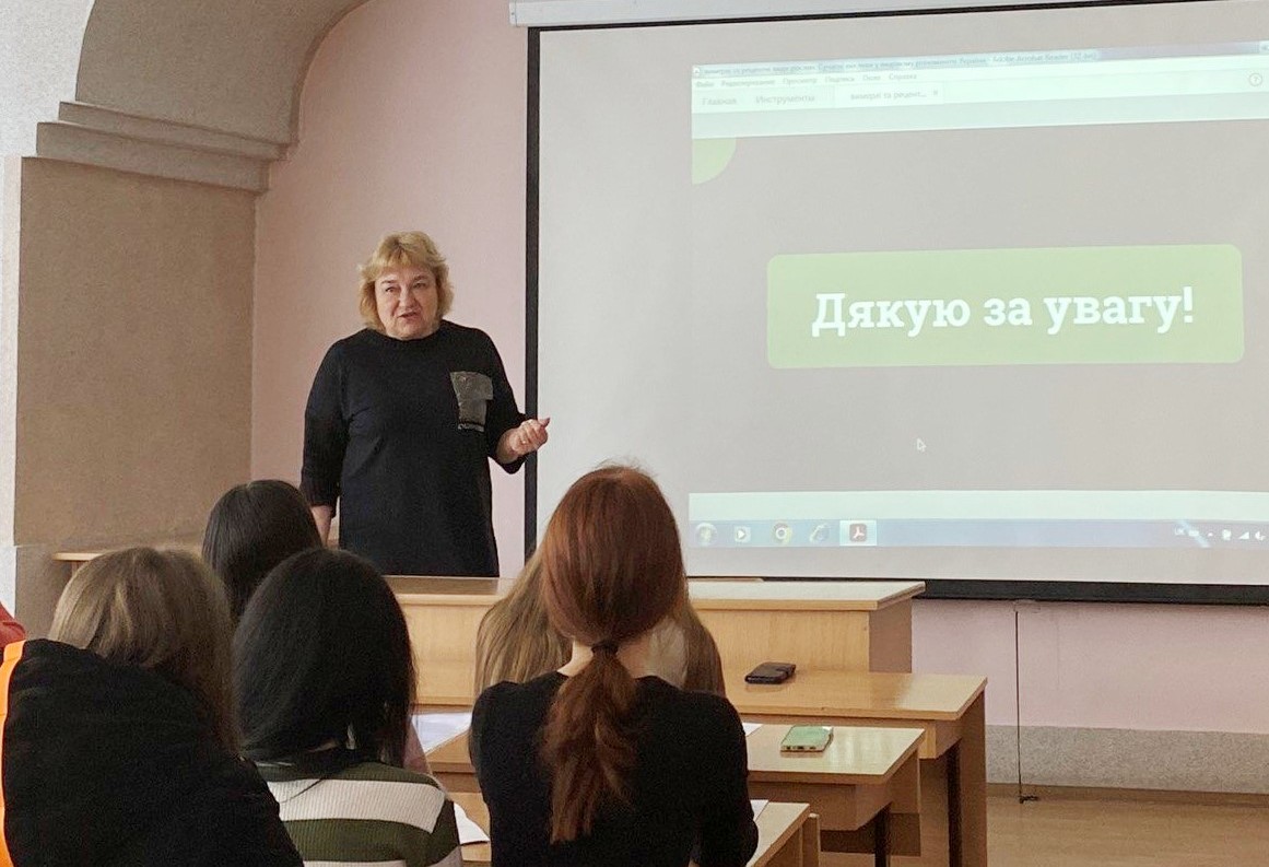 Завідувачка кафедри Світлана Василівна Пида підводить підсумки круглого столу. Завідувачка кафедри Світлана Василівна Пида підводить підсумки круглого столу.